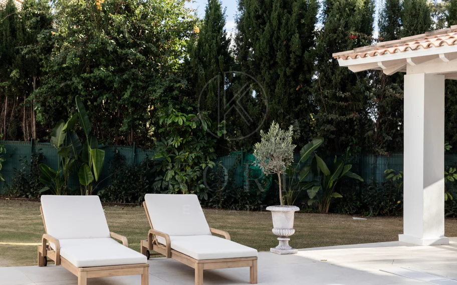 Residencia contemporánea refinada ubicada en la prestigiosa comunidad de Los Arqueros en Benahavís