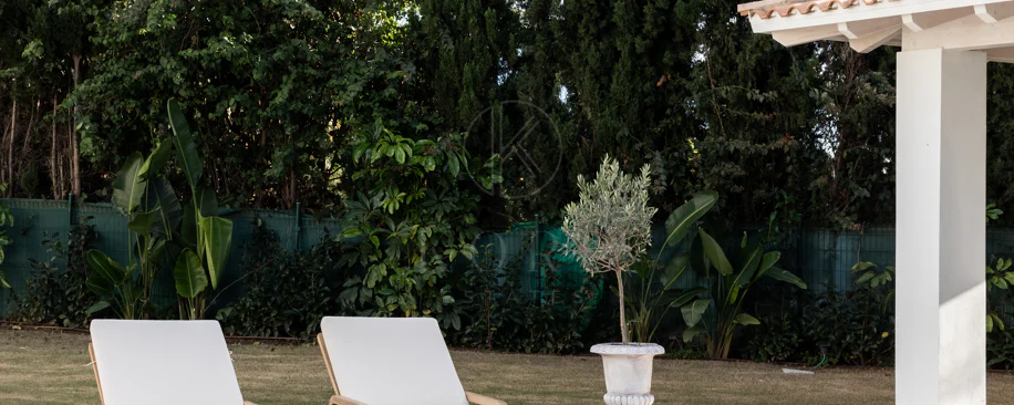 Refined contemporary residence set within the prestigious Los Arqueros community in Benahavís