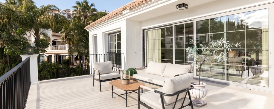 Refined contemporary residence set within the prestigious Los Arqueros community in Benahavís