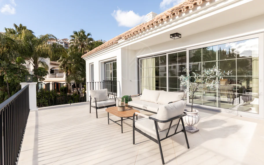 Residencia contemporánea refinada ubicada en la prestigiosa comunidad de Los Arqueros en Benahavís