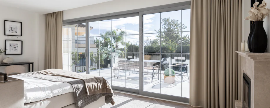 Refined contemporary residence set within the prestigious Los Arqueros community in Benahavís
