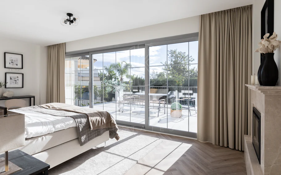 Residencia contemporánea refinada ubicada en la prestigiosa comunidad de Los Arqueros en Benahavís