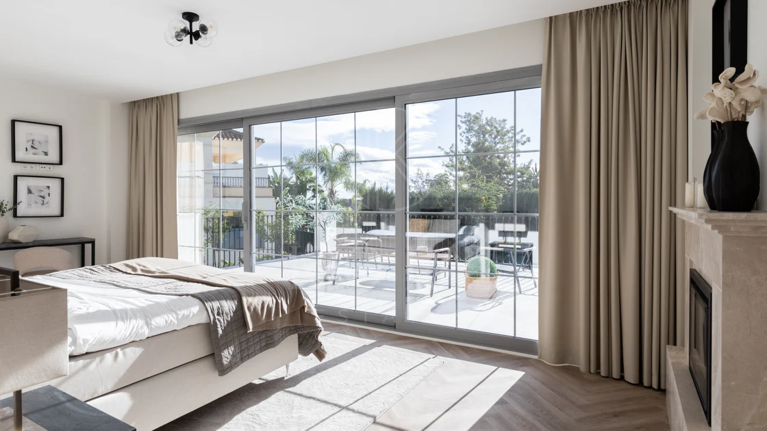Refined contemporary residence set within the prestigious Los Arqueros community in Benahavís