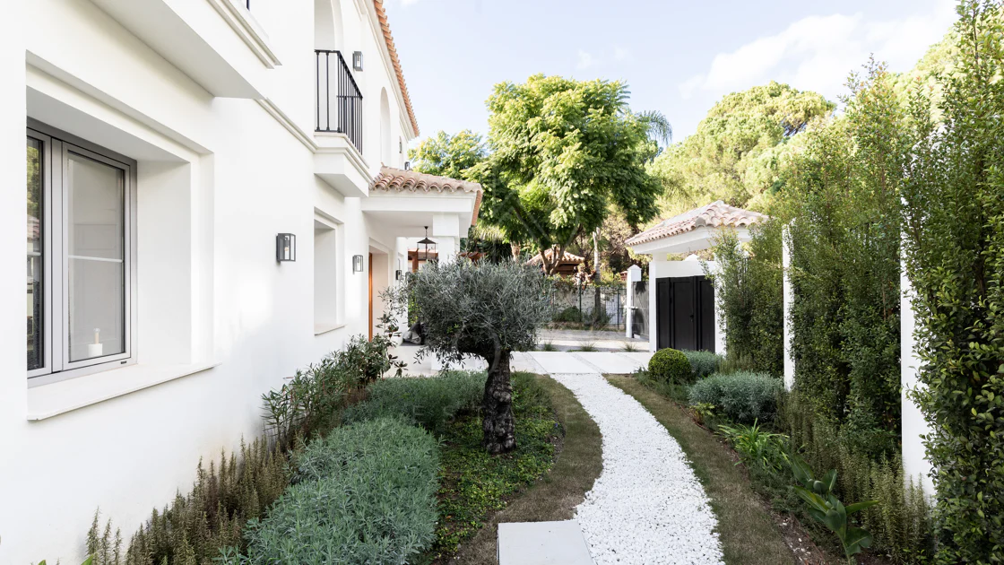 Refined contemporary residence set within the prestigious Los Arqueros community in Benahavís