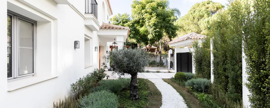 Refined contemporary residence set within the prestigious Los Arqueros community in Benahavís