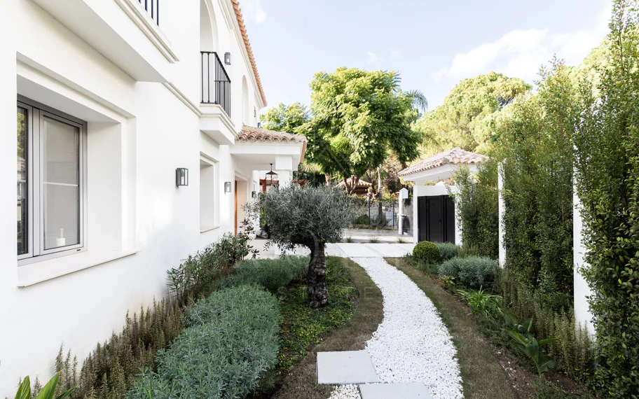 Residencia contemporánea refinada ubicada en la prestigiosa comunidad de Los Arqueros en Benahavís