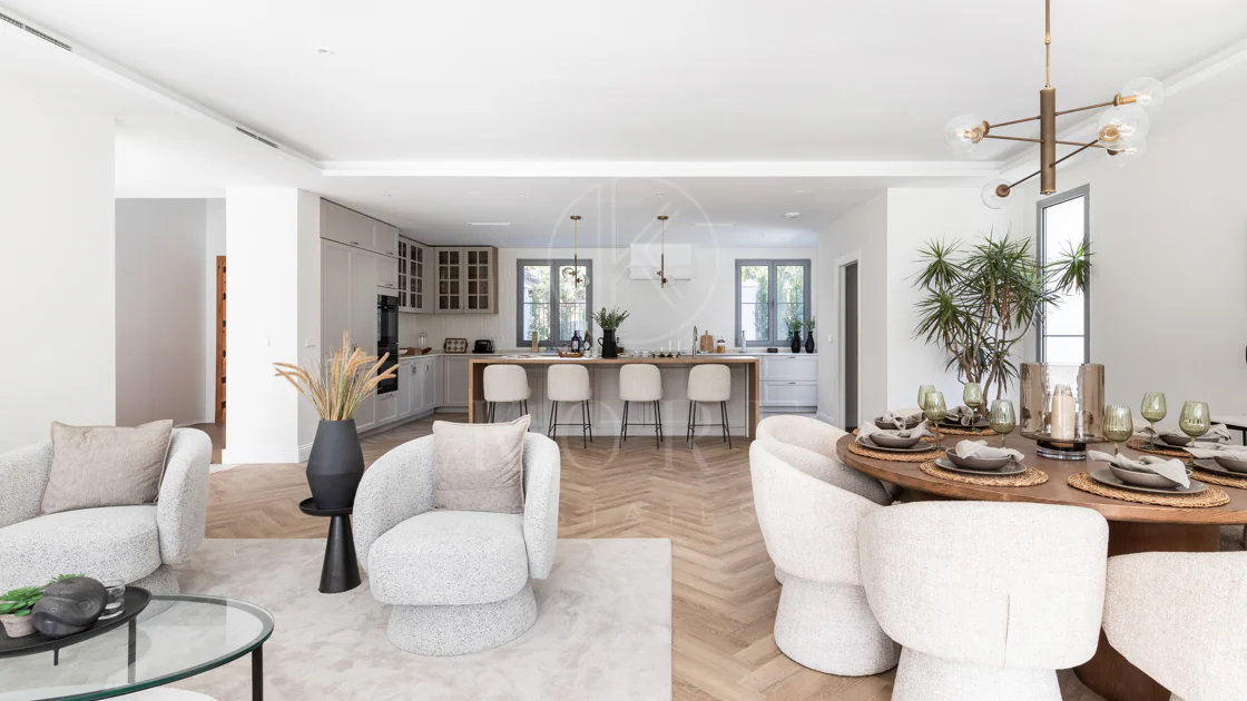 Refined contemporary residence set within the prestigious Los Arqueros community in Benahavís