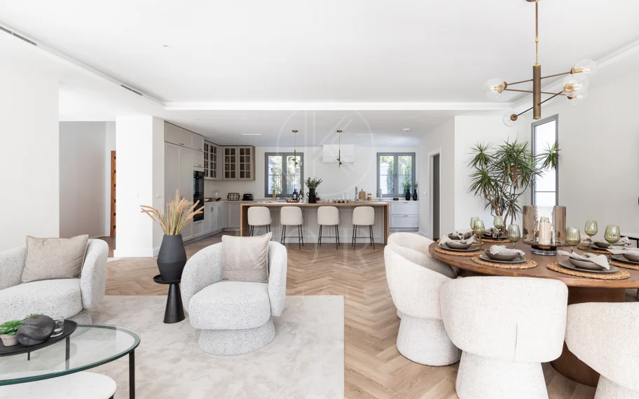 Residencia contemporánea refinada ubicada en la prestigiosa comunidad de Los Arqueros en Benahavís