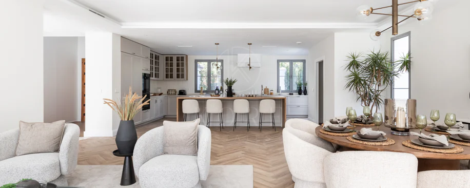 Refined contemporary residence set within the prestigious Los Arqueros community in Benahavís