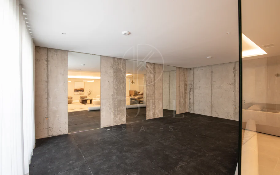 Residencia contemporánea refinada ubicada en la prestigiosa comunidad de Los Arqueros en Benahavís