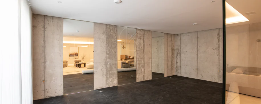 Refined contemporary residence set within the prestigious Los Arqueros community in Benahavís