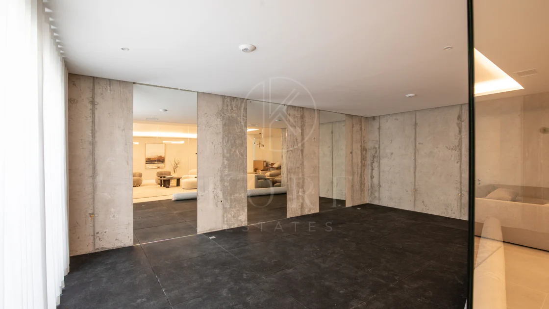 Refined contemporary residence set within the prestigious Los Arqueros community in Benahavís