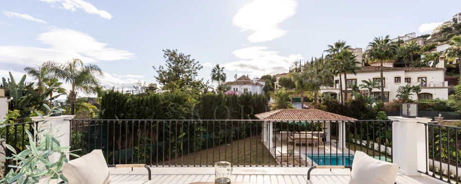 Refined contemporary residence set within the prestigious Los Arqueros community in Benahavís