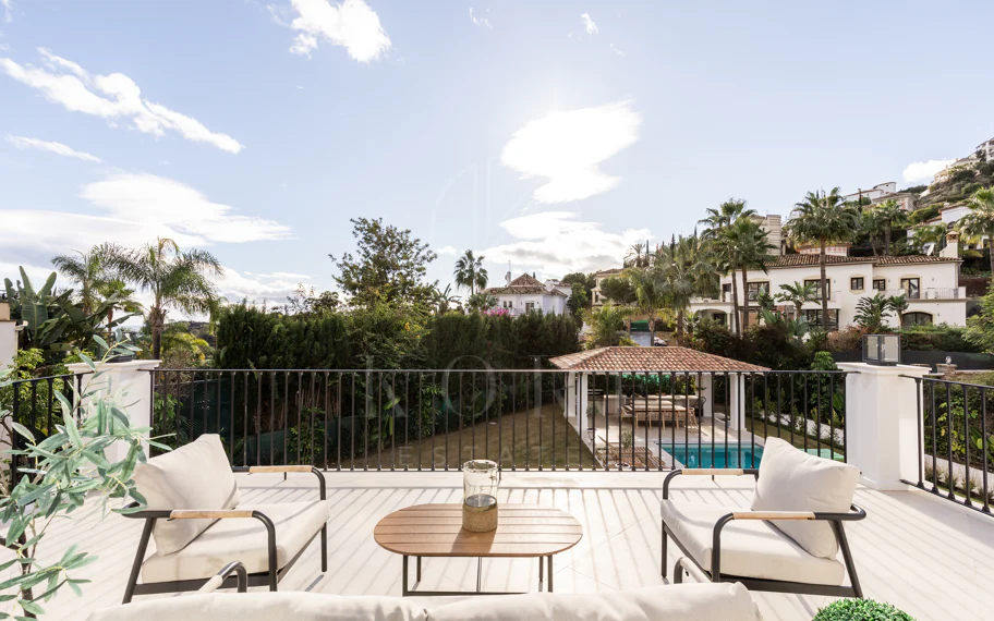 Residencia contemporánea refinada ubicada en la prestigiosa comunidad de Los Arqueros en Benahavís