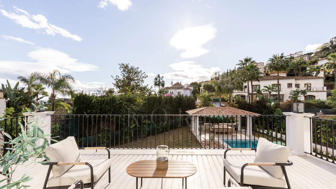 Refined contemporary residence set within the prestigious Los Arqueros community in Benahavís