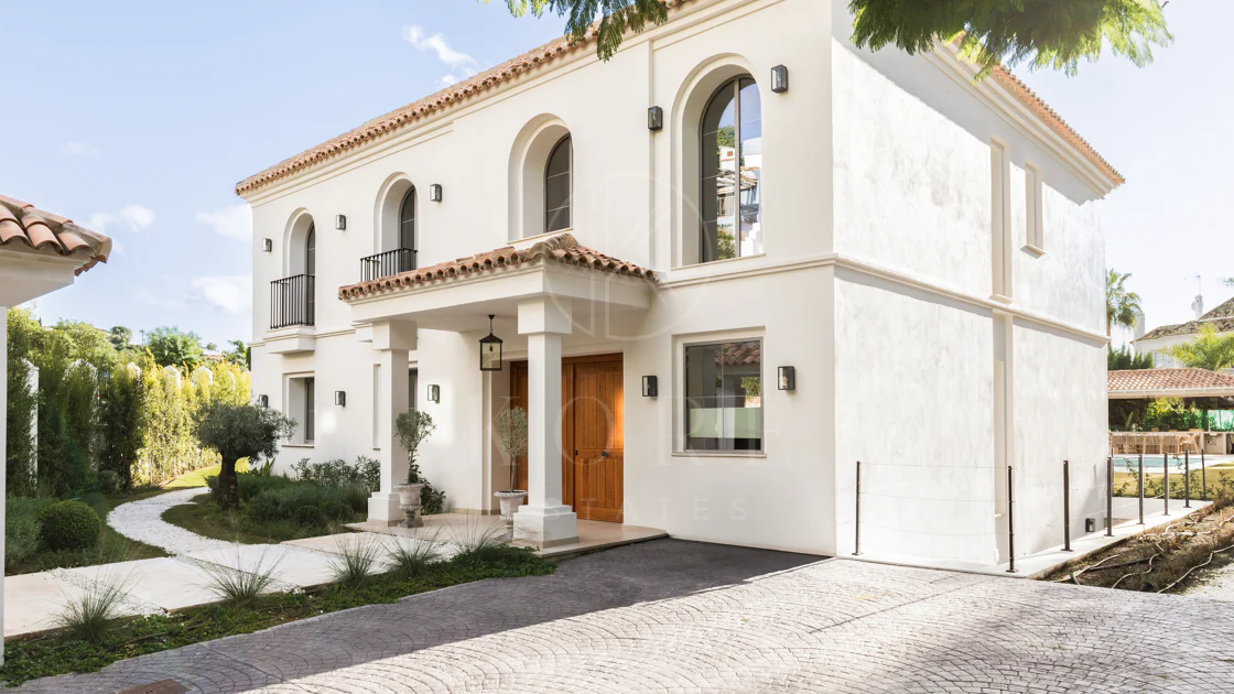 Refined contemporary residence set within the prestigious Los Arqueros community in Benahavís