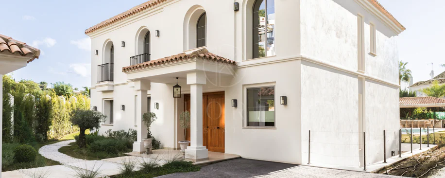 Refined contemporary residence set within the prestigious Los Arqueros community in Benahavís