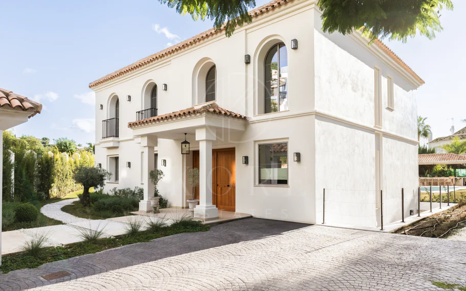 Residencia contemporánea refinada ubicada en la prestigiosa comunidad de Los Arqueros en Benahavís