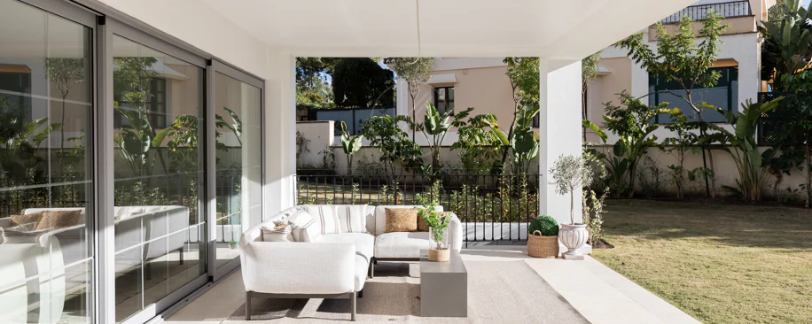 Refined contemporary residence set within the prestigious Los Arqueros community in Benahavís