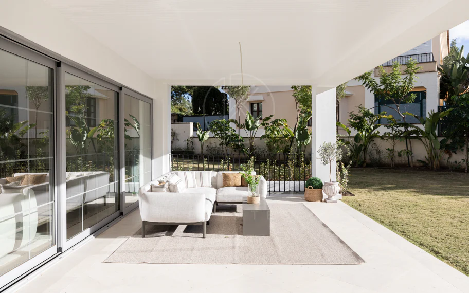 Residencia contemporánea refinada ubicada en la prestigiosa comunidad de Los Arqueros en Benahavís