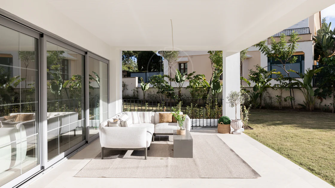 Refined contemporary residence set within the prestigious Los Arqueros community in Benahavís