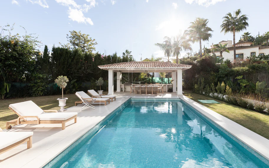 Residencia contemporánea refinada ubicada en la prestigiosa comunidad de Los Arqueros en Benahavís