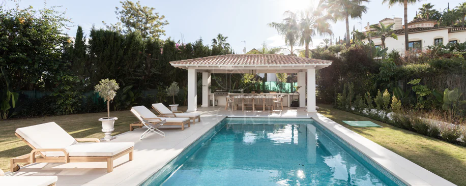 Refined contemporary residence set within the prestigious Los Arqueros community in Benahavís