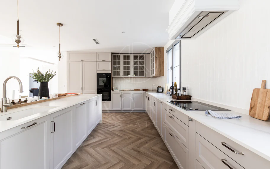Residencia contemporánea refinada ubicada en la prestigiosa comunidad de Los Arqueros en Benahavís