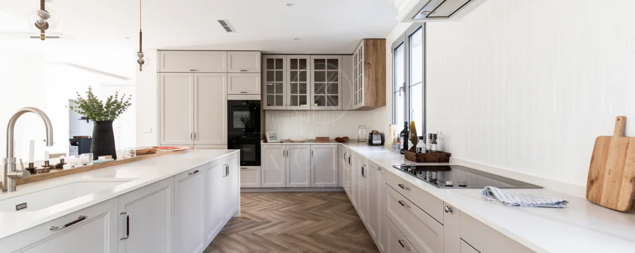 Refined contemporary residence set within the prestigious Los Arqueros community in Benahavís