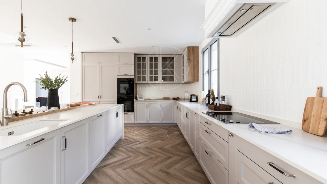 Refined contemporary residence set within the prestigious Los Arqueros community in Benahavís