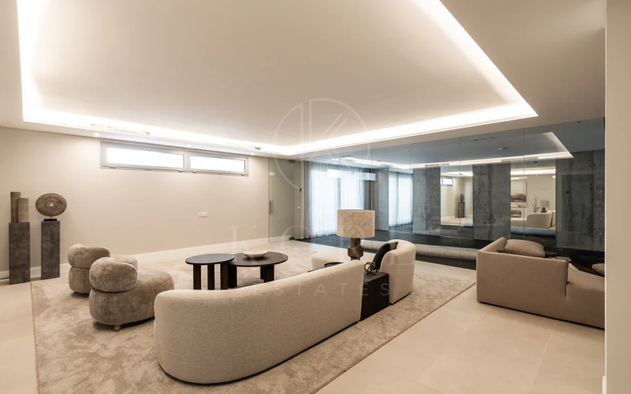 Residencia contemporánea refinada ubicada en la prestigiosa comunidad de Los Arqueros en Benahavís