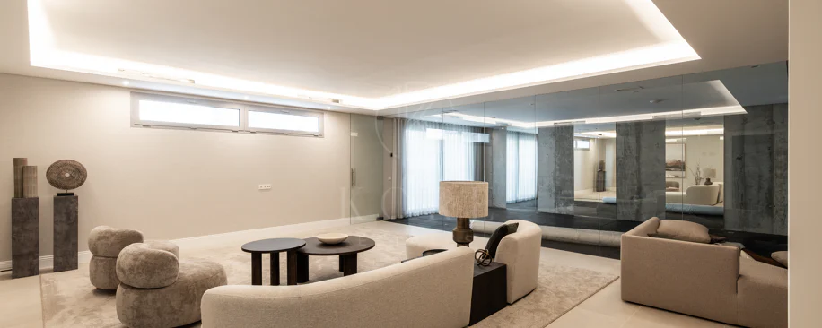 Refined contemporary residence set within the prestigious Los Arqueros community in Benahavís