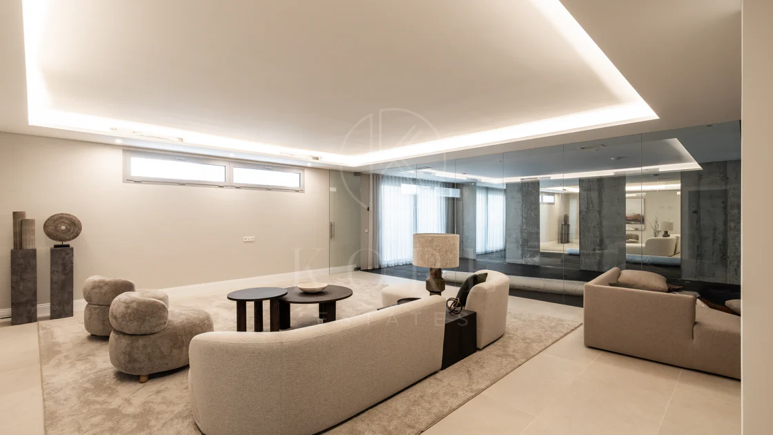 Refined contemporary residence set within the prestigious Los Arqueros community in Benahavís