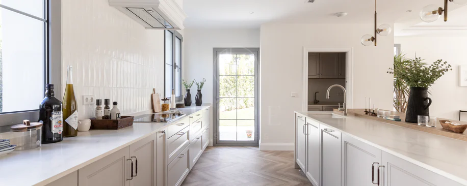 Refined contemporary residence set within the prestigious Los Arqueros community in Benahavís