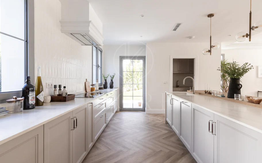 Residencia contemporánea refinada ubicada en la prestigiosa comunidad de Los Arqueros en Benahavís