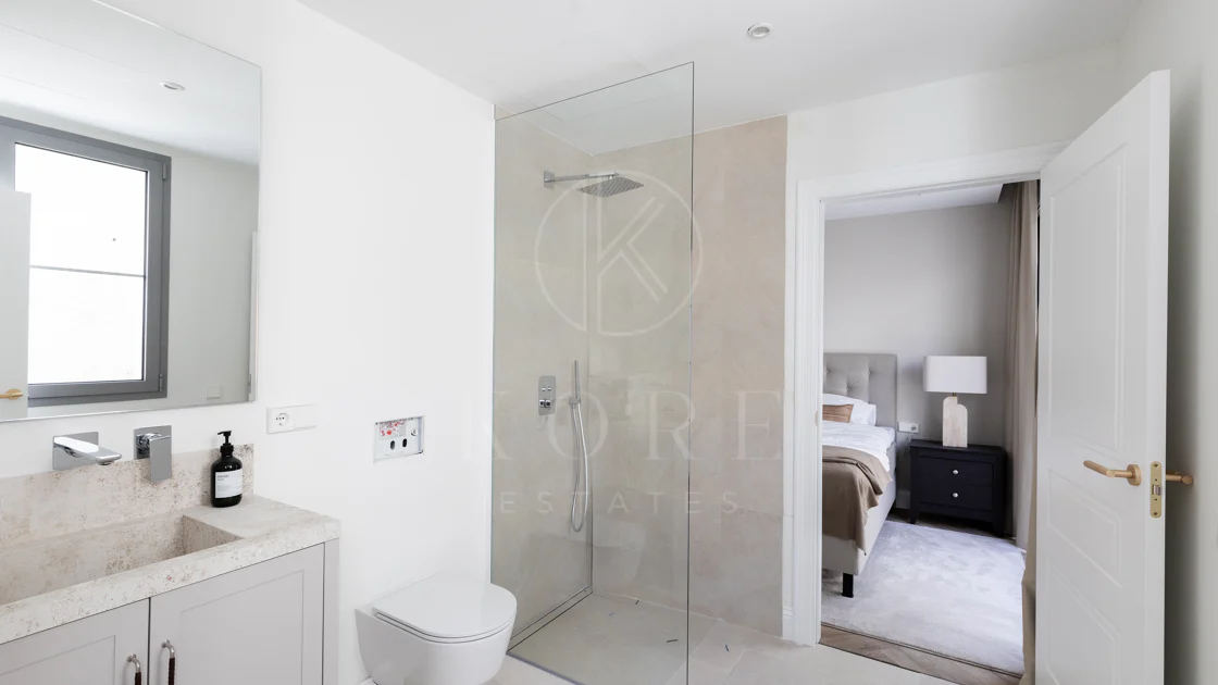 Refined contemporary residence set within the prestigious Los Arqueros community in Benahavís