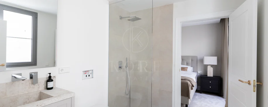 Refined contemporary residence set within the prestigious Los Arqueros community in Benahavís