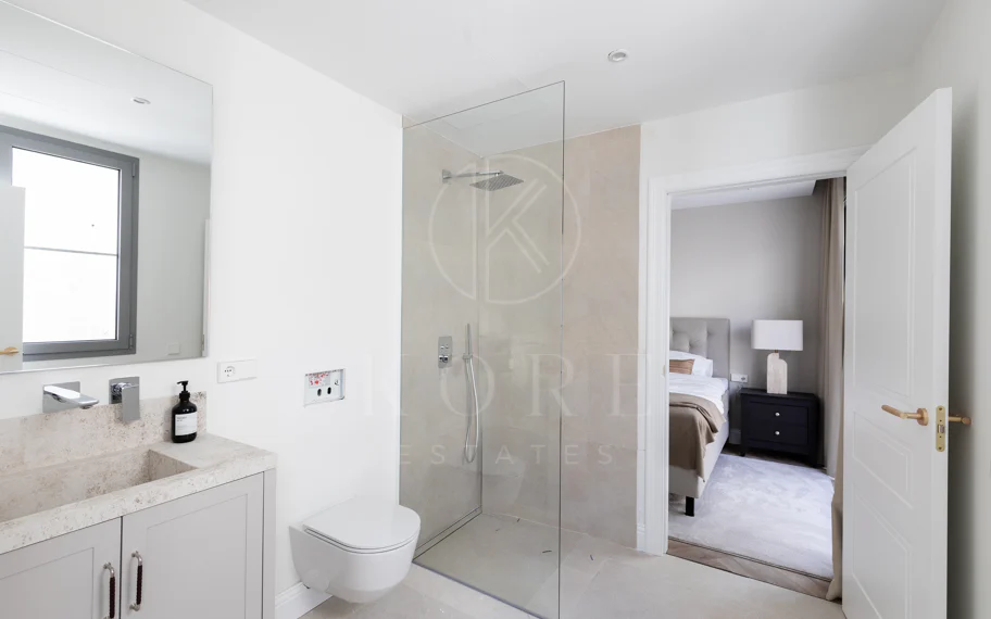Residencia contemporánea refinada ubicada en la prestigiosa comunidad de Los Arqueros en Benahavís