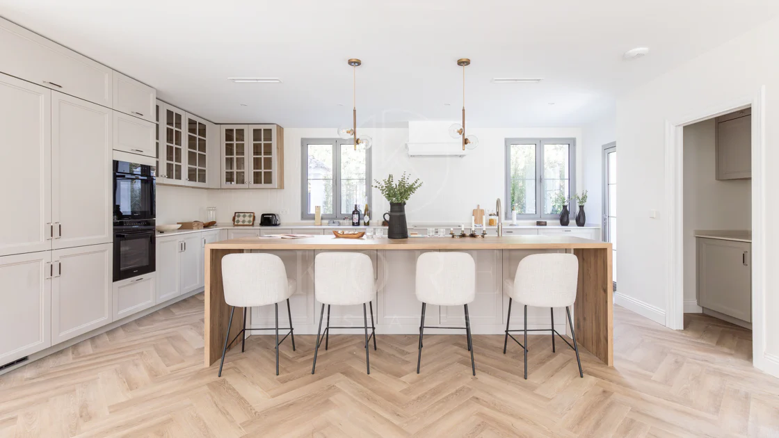 Refined contemporary residence set within the prestigious Los Arqueros community in Benahavís