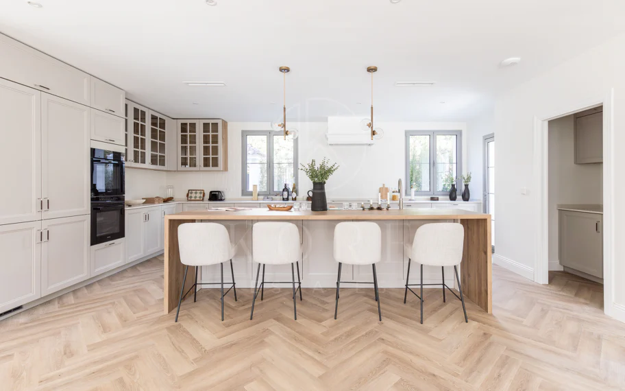 Residencia contemporánea refinada ubicada en la prestigiosa comunidad de Los Arqueros en Benahavís