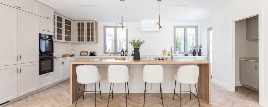 Refined contemporary residence set within the prestigious Los Arqueros community in Benahavís