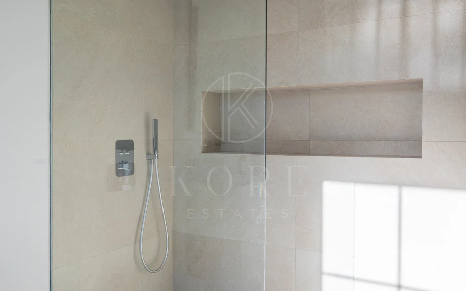 Residencia contemporánea refinada ubicada en la prestigiosa comunidad de Los Arqueros en Benahavís