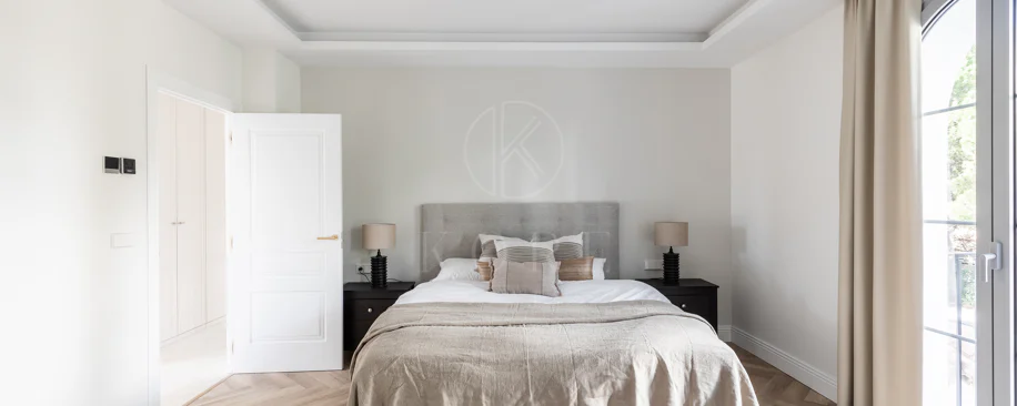 Refined contemporary residence set within the prestigious Los Arqueros community in Benahavís
