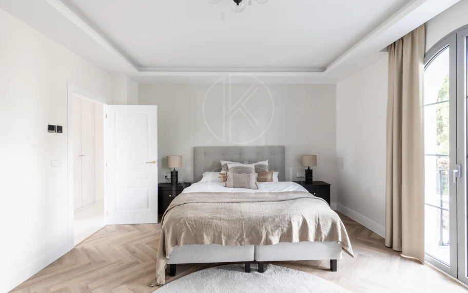 Residencia contemporánea refinada ubicada en la prestigiosa comunidad de Los Arqueros en Benahavís