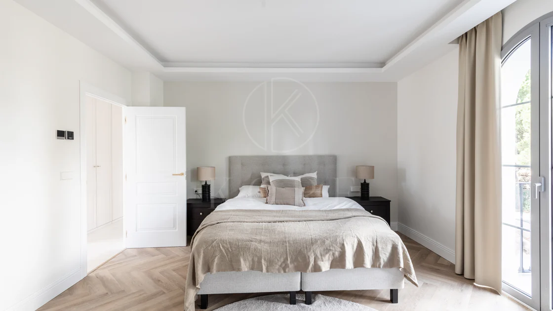 Refined contemporary residence set within the prestigious Los Arqueros community in Benahavís