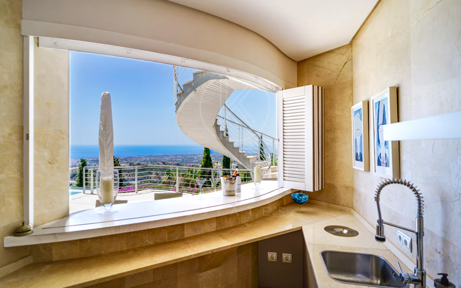 Villa en venta en El Madroñal, Benahavis