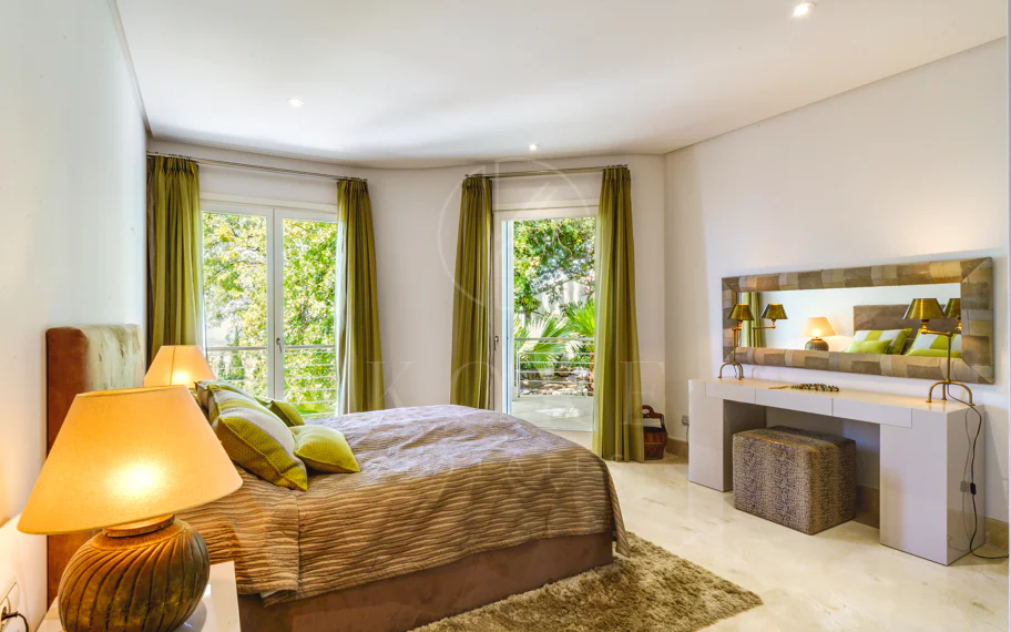Villa en venta en El Madroñal, Benahavis