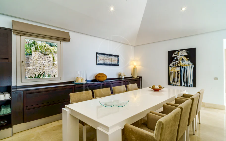 Villa en venta en El Madroñal, Benahavis
