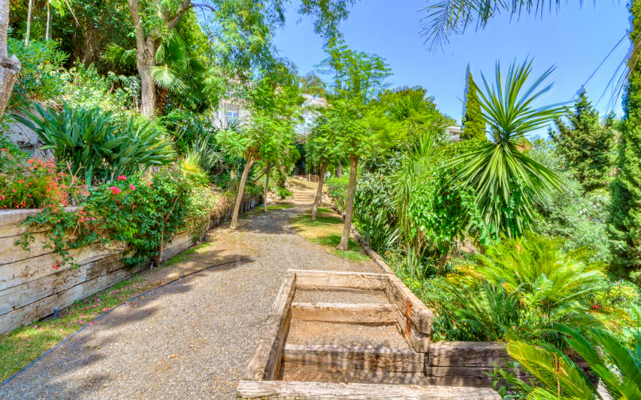 Villa en venta en El Madroñal, Benahavis