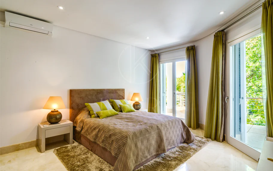 Villa en venta en El Madroñal, Benahavis